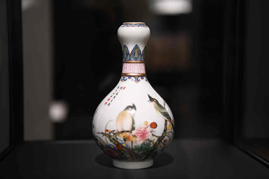 A porcelain vase purchased from China dating back to the Qing Dynasty (1644-1911) is on display at an exhibition in the Louvre Museum in Paris, France on September 22, 2021. /CFP