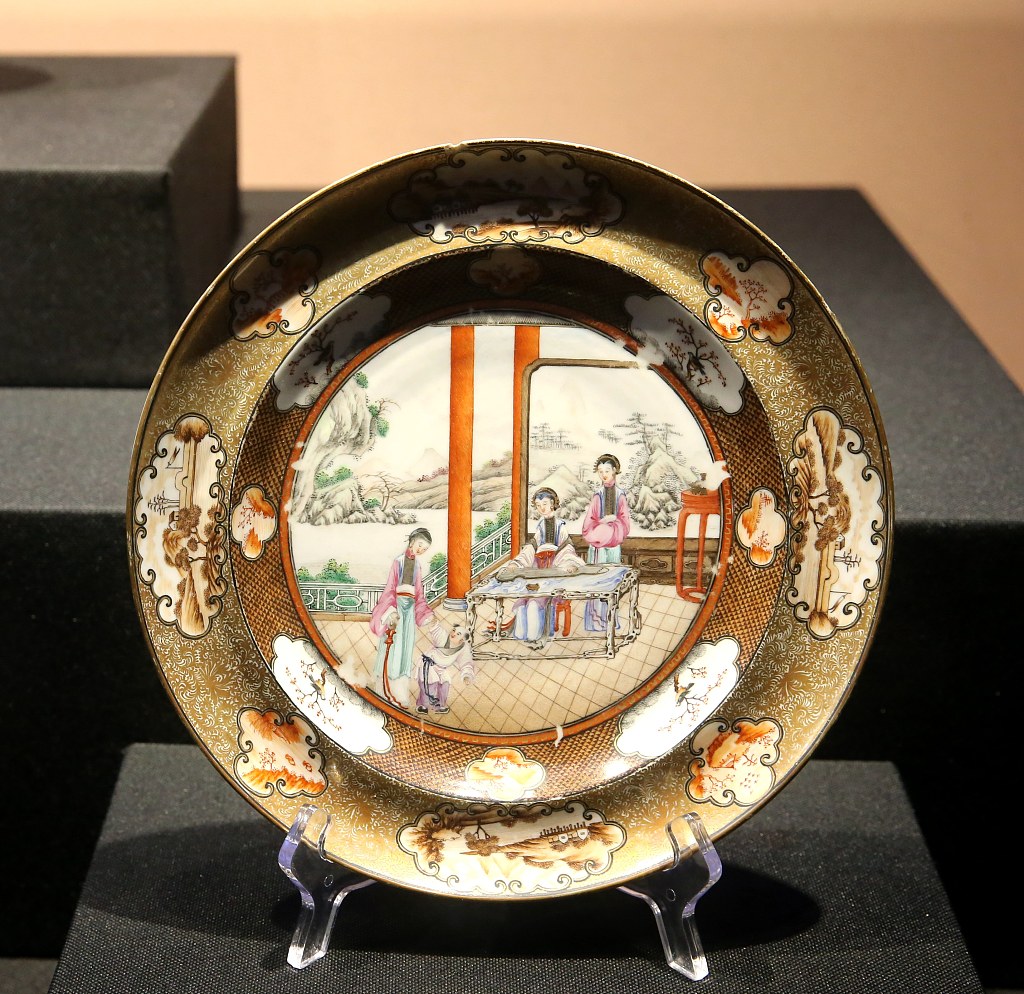 A porcelain plate dating back to the Qing Dynasty (1644-1911) is on display at an exhibition featuring Chinese porcelain sold to Europe in Xi'an, Shaanxi Province on August 30, 2023. /CFP
