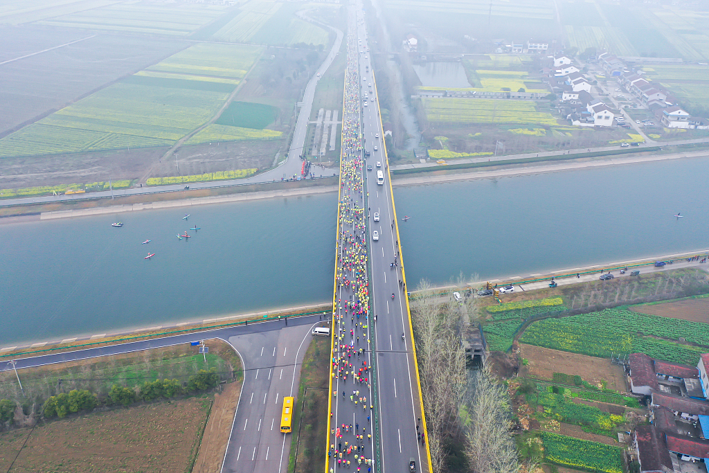 An aerial view of runners during a half marathon in Shayang, central China's Hubei Province, March 17, 2024. /CFP