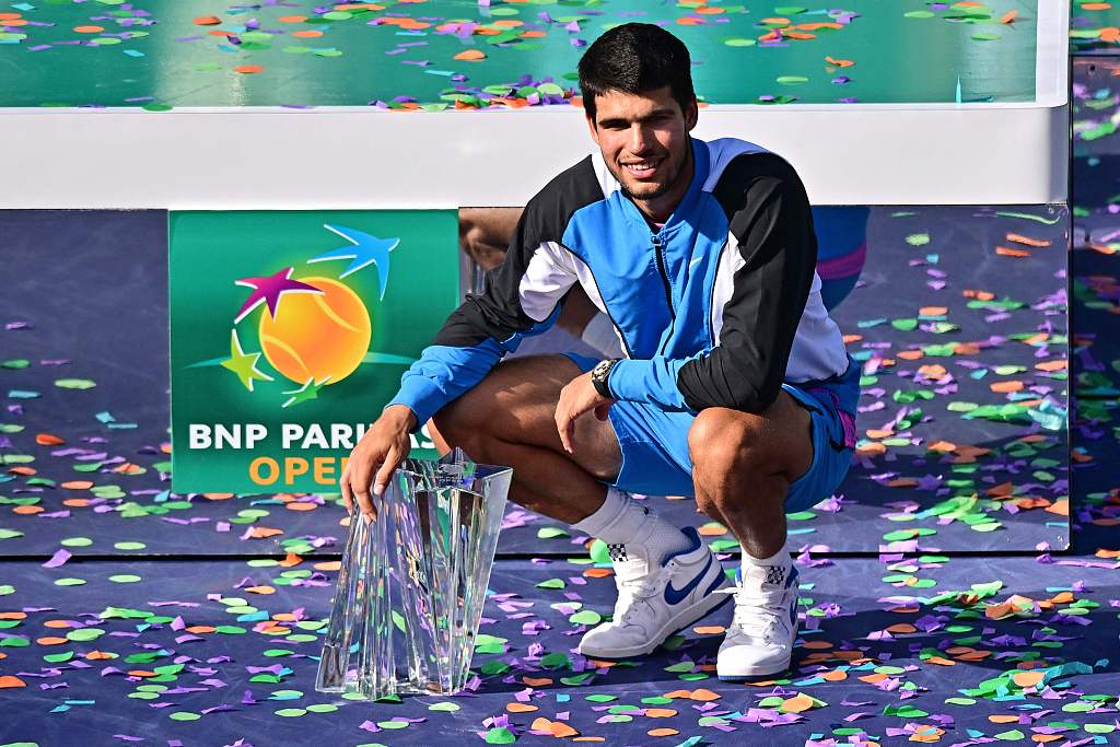 Carlos Alcaraz of Spain poses with the trophy after winning the men's singles final at the BNP Paribas Open in Indian Wells, California, March 17, 2024. /CFP