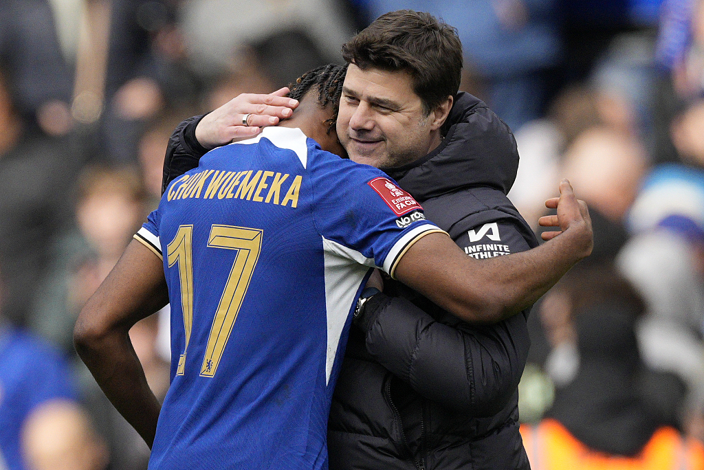 Mauricio Pochettino (R), manager of Chelsea, hugs his player Carney Chukwuemeka to celebrate the 4-2 win in the FA Cup quarterfinals against Leicester City at Stamford Bridge in London, England, March 17, 2024. /CFP