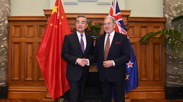 Chinese Foreign Minister Wang Yi (L) shakes hands with New Zealand's Deputy Prime Minister and Foreign Minister Winston Peters in Wellington, New Zealand, March 18, 2024. /Chinese Foreign Ministry