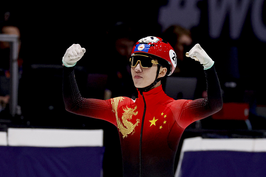 China's Lin Xiaojun reacts after winning the gold medal in the mixed relay at the World Championships at Ahoy Arena in Rotterdam, Netherlands, March 17, 2024. /CFP