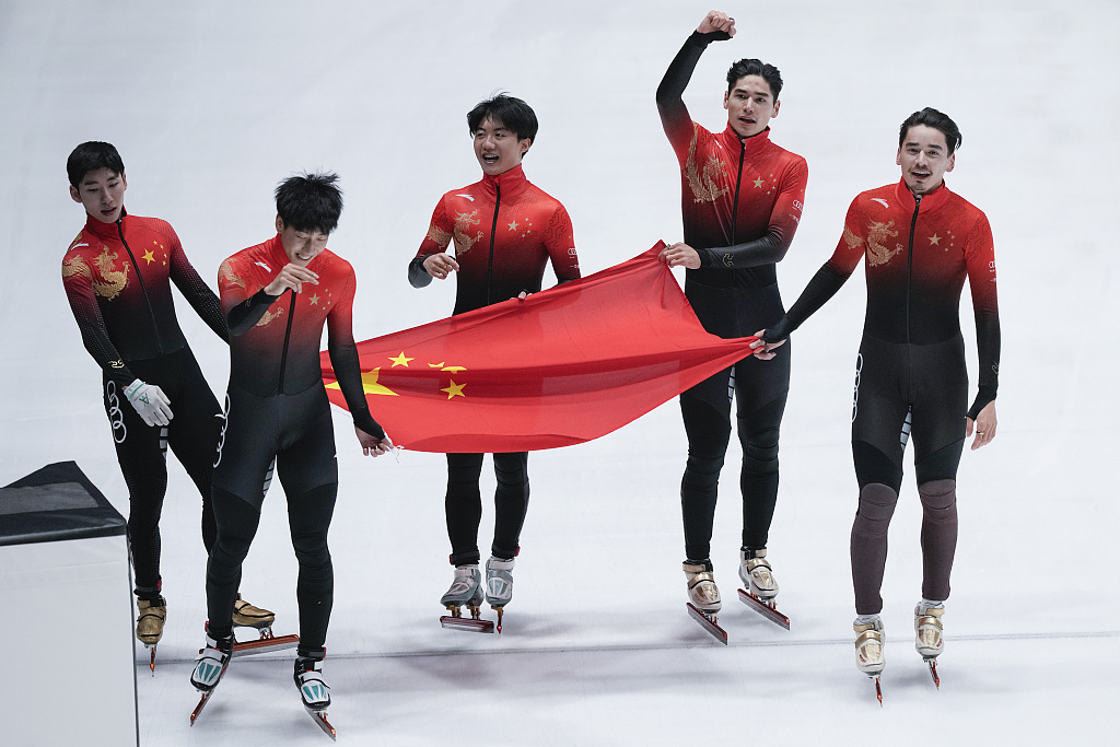 Chinese team acknowledge the crowd after winning the final of the mixed relay at the World Championships at Ahoy Arena in Rotterdam, Netherlands, March 17, 2024. /CFP