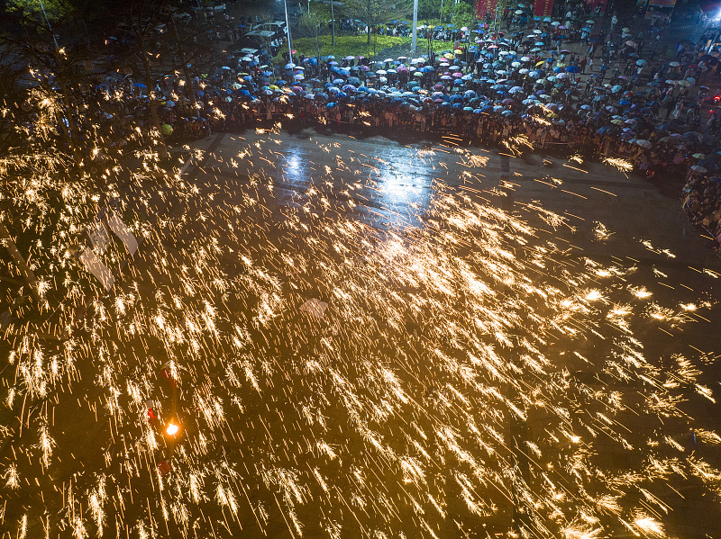 A molten iron throwing show is held in Canghai Park, Wuzhou City, Guangxi Zhuang Autonomous Region, March 17, 2024. /CFP
