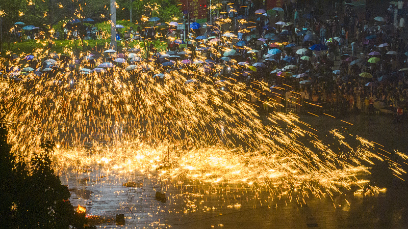 A molten iron throwing show is held in Canghai Park, Wuzhou City, Guangxi Zhuang Autonomous Region, March 17, 2024. /CFP