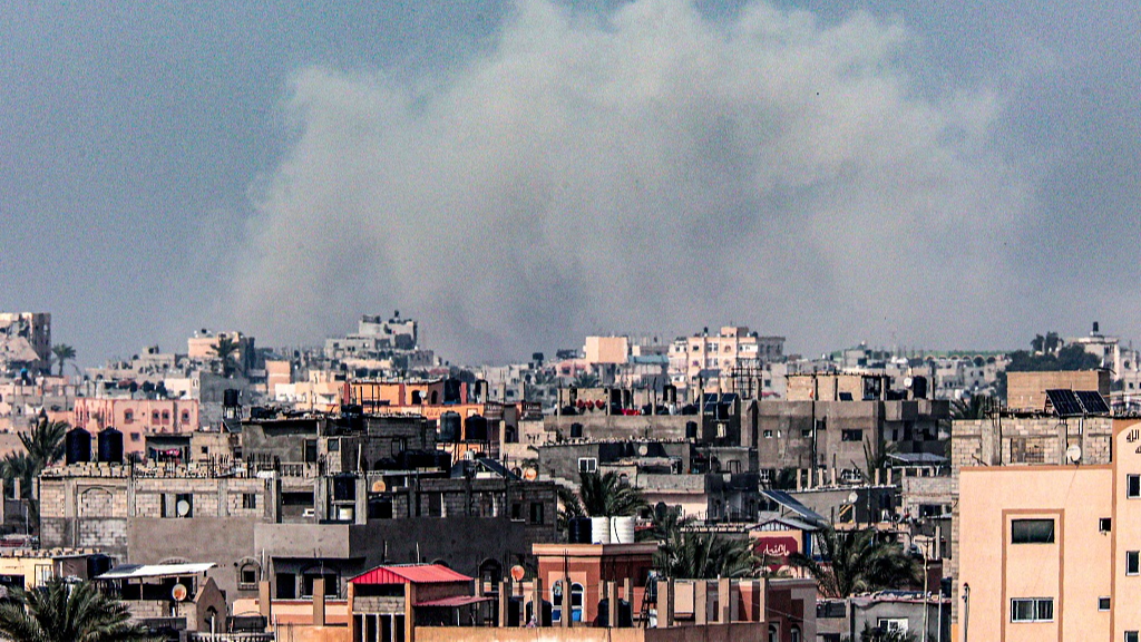 Smoke billows over Khan Younis in the southern Gaza Strip, March 17, 2024. /CFP