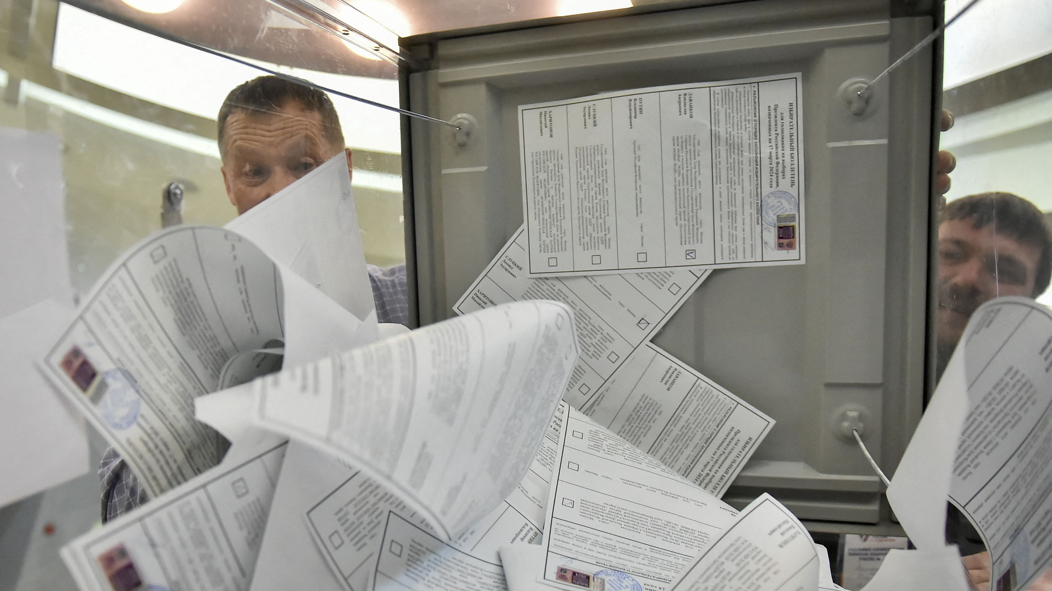 Members of an electoral commission empty a ballot box to count votes, after polling stations closed on the final day of the presidential election in Novosibirsk, Russia, March 17, 2024. /Reuters