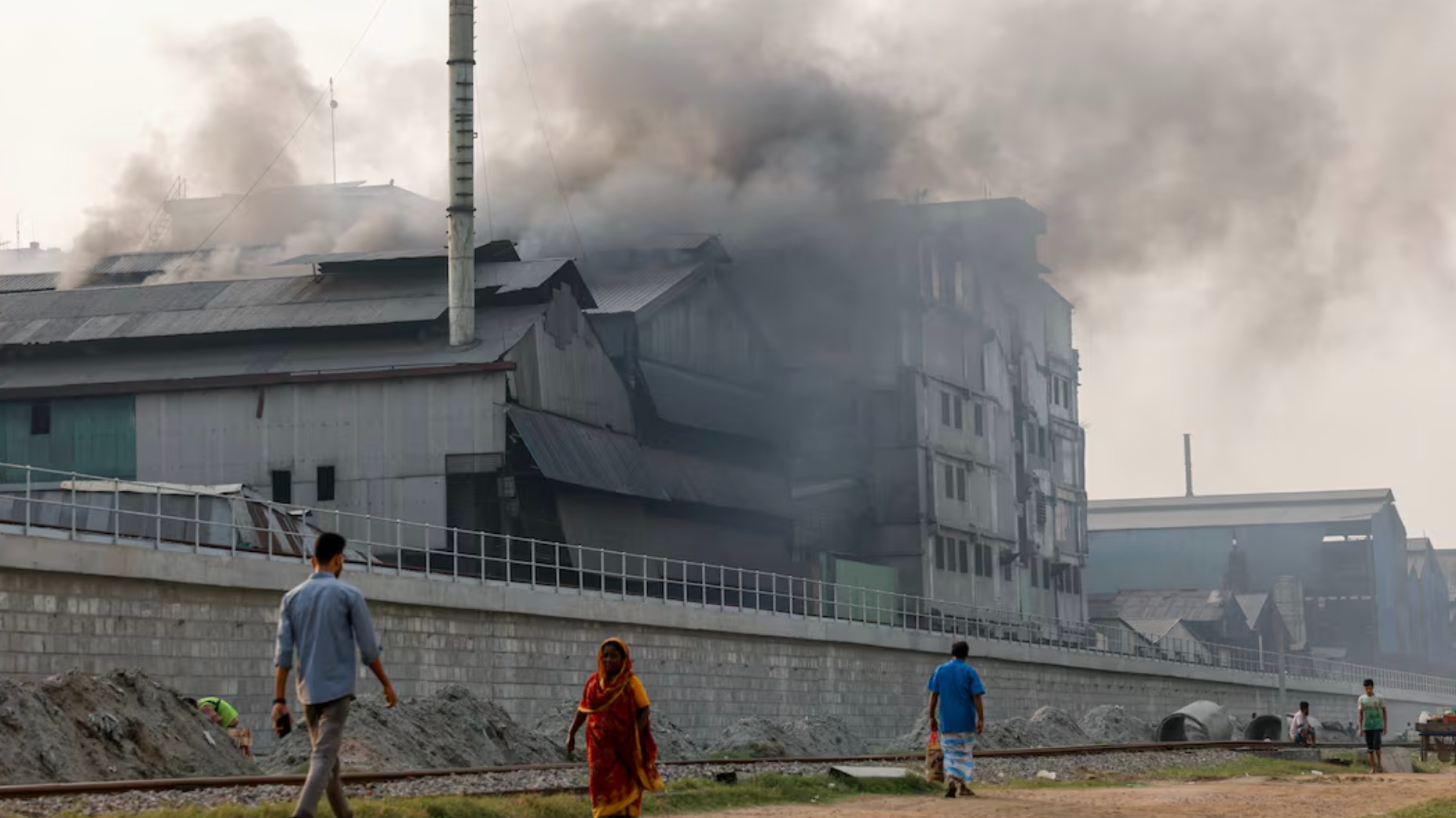 An industrial area sees smoke rises from re-rolling factories at the Shyampur area of Dhaka, Bangladesh, March 16, 2024. /Reuters