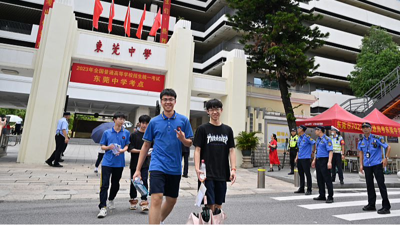 Students walk out of school after finishing the national college entrance exam, in Dongguan, Guangdong Province, China, June 9, 2023. /CFP