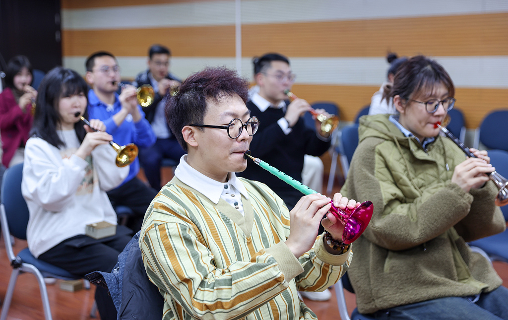 Students learn to play the suona at a night class in Hangzhou, Zhejiang Province on March 14, 2024. /CFP