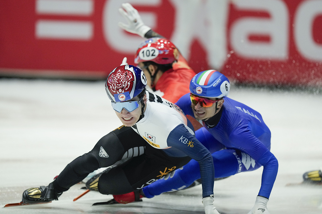 South Korea's Hwang Dae-heon (front) during the men's 1500 meters semi final at the World Championships at Ahoy Arena in Rotterdam, Netherlands, March 16, 2024. /CFP