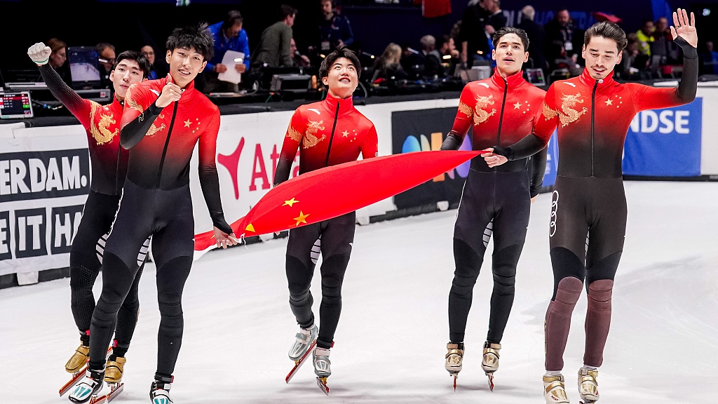 Members of the Chinese team acknowledge the crowd after winning the final of the mixed relay at the World Championships at Ahoy Arena in Rotterdam, Netherlands, March 17, 2024. /CFP