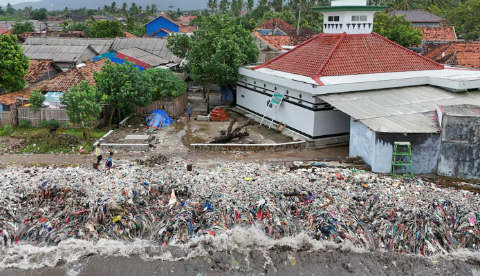 Trash being swept to the shore due to high tides caused by erratic weather, on a beach in Teluk fishing village, in Pandeglang regency, Banten province, Indonesia, March 15, 2024. /Reuters
