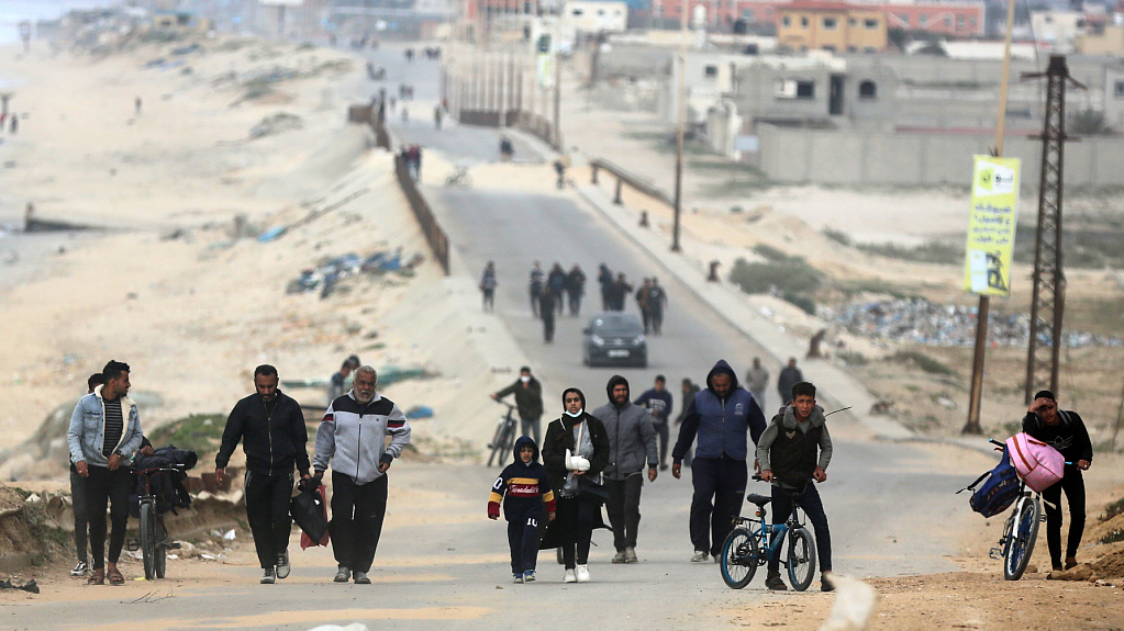 Displaced Palestinians are fleeing from an area near Gaza City's Al-Shifa Hospital and are walking along the coastal highway as they arrive at the Nuseirat refugee camp in central Gaza, March 18, 2024. /CFP