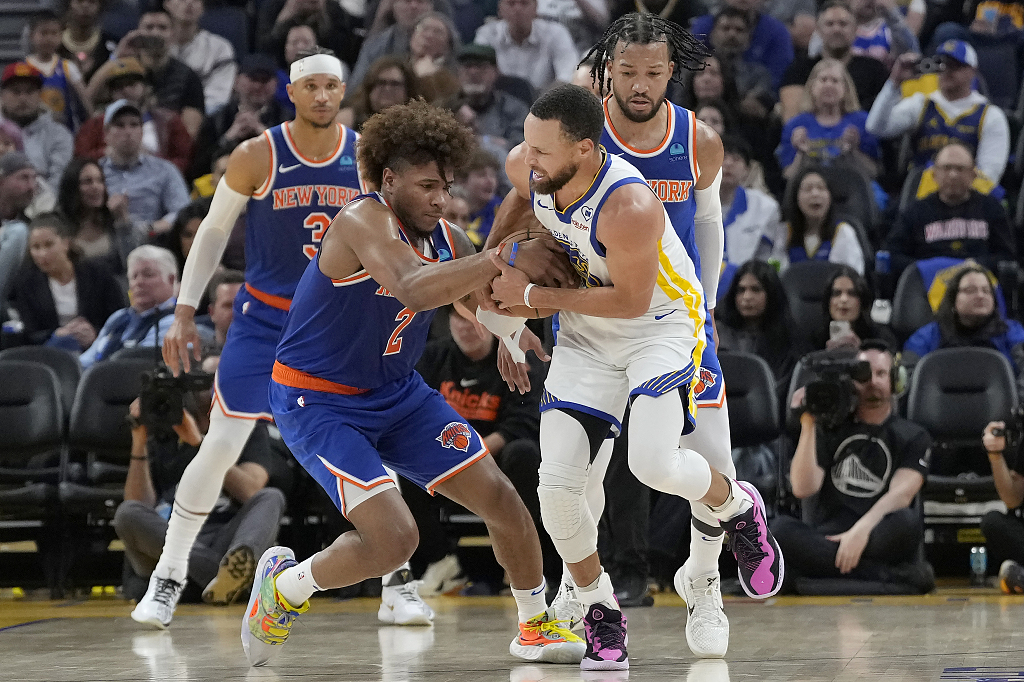 Miles McBride (#2) of the New York Knicks competes with Stephen Curry of the Golden State Warriors for the ball in the game at the Chase Center in San Francisco, California, March 18, 2024. /CFP