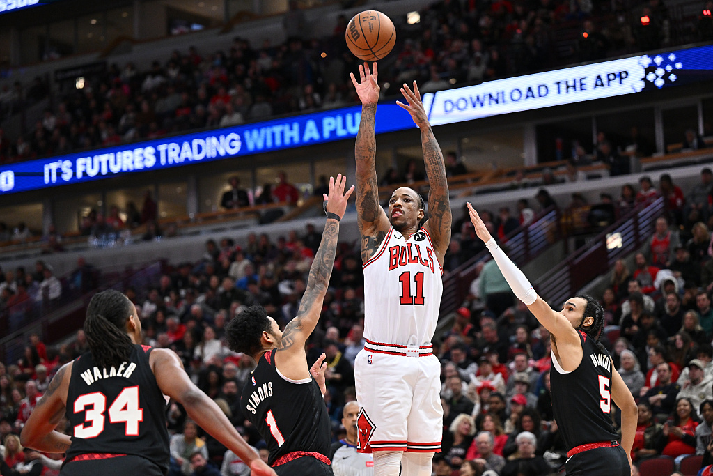 DeMar DeRozan (#11) of the Chicago Bulls shoots in the game against the Portland Trail Blazers at the United Center in Chicago, Illinois, March 18, 2024. /CFP