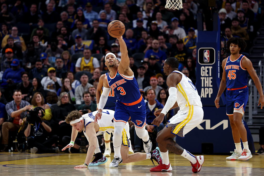 Josh Hart (#3) of the New York Knicks goes for a loose ball in the game against the Golden State Warriors at the Chase Center in San Francisco, California, March 18, 2024. /CFP