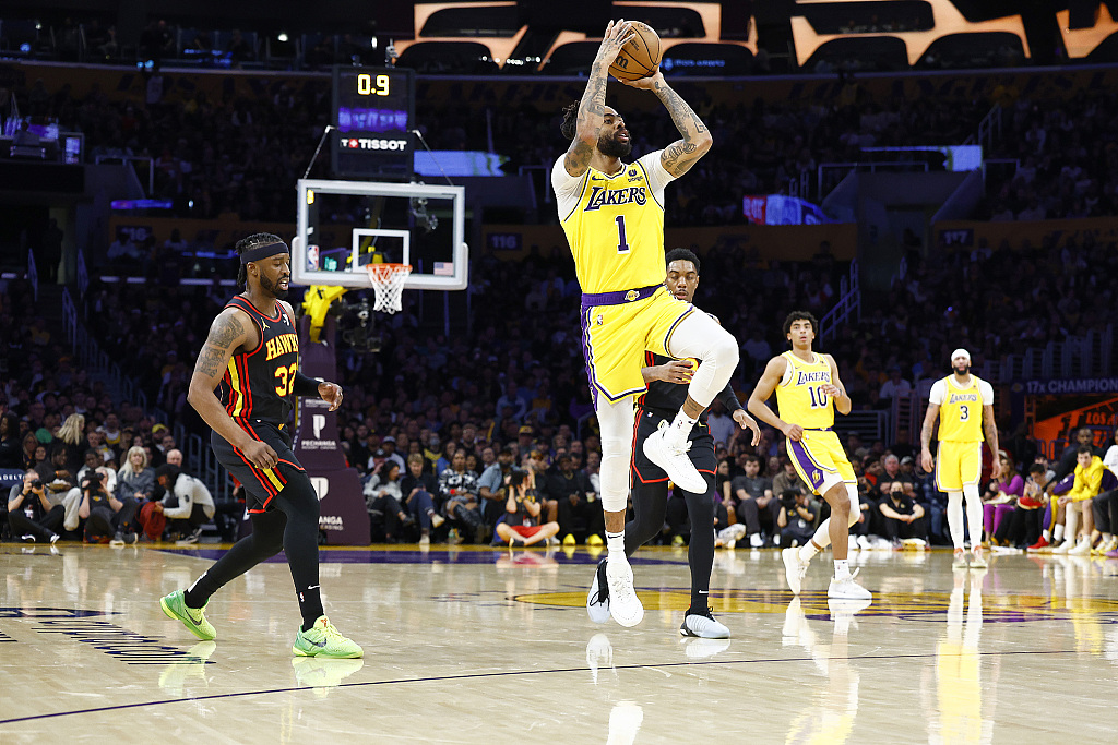 D'Angelo Russell (#1) of the Los Angeles Lakers shoots in the game against the Atlanta Hawks at Crypto.com Arena in Los Angeles, California, March 18, 2024. /CFP