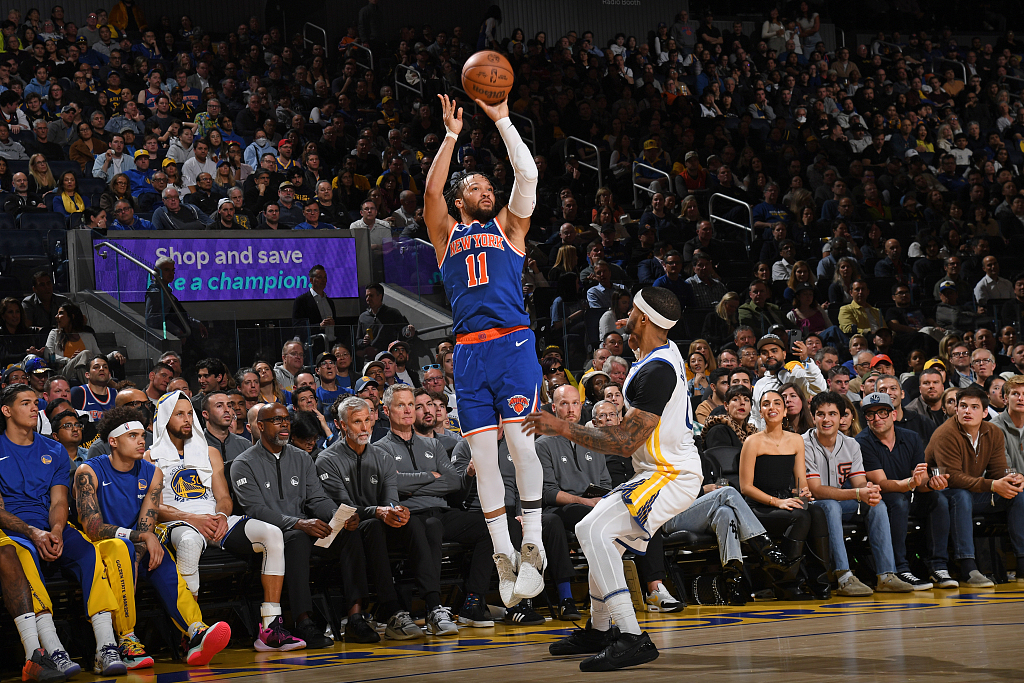 Jalen Brunson (#11) of the New York Knicks shoots in the game against the Golden State Warriors at the Chase Center in San Francisco, California, March 18, 2024. /CFP