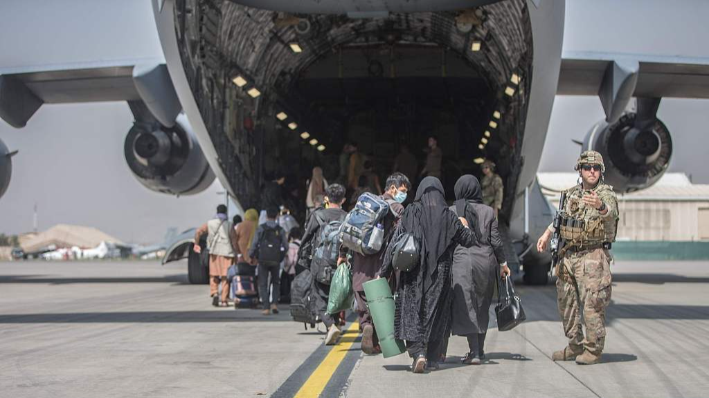 Families begin to board a U.S. Air Force Boeing C-17 Globemaster III during an evacuation at Hamid Karzai International Airport, Kabul, Afghanistan, August 23, 2021. /CFP