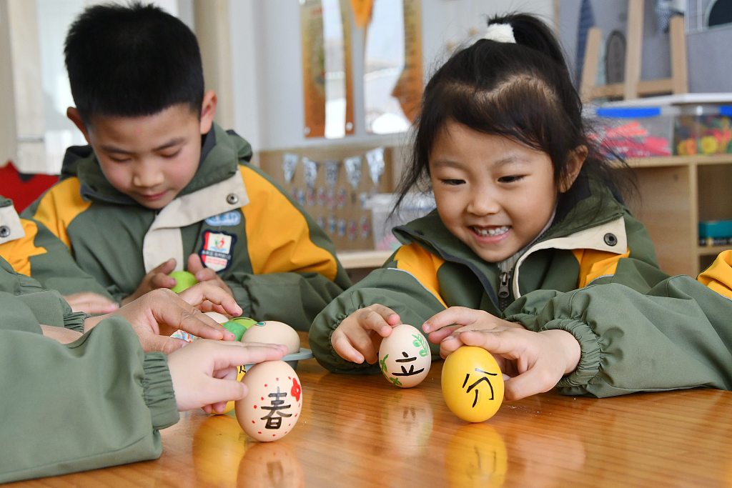 Pupils erect eggs during a class about the solar term of Chunfen, or the vernal equinox, at an elementary school in Handan, Hebei Province, March 19, 2024. /CFP