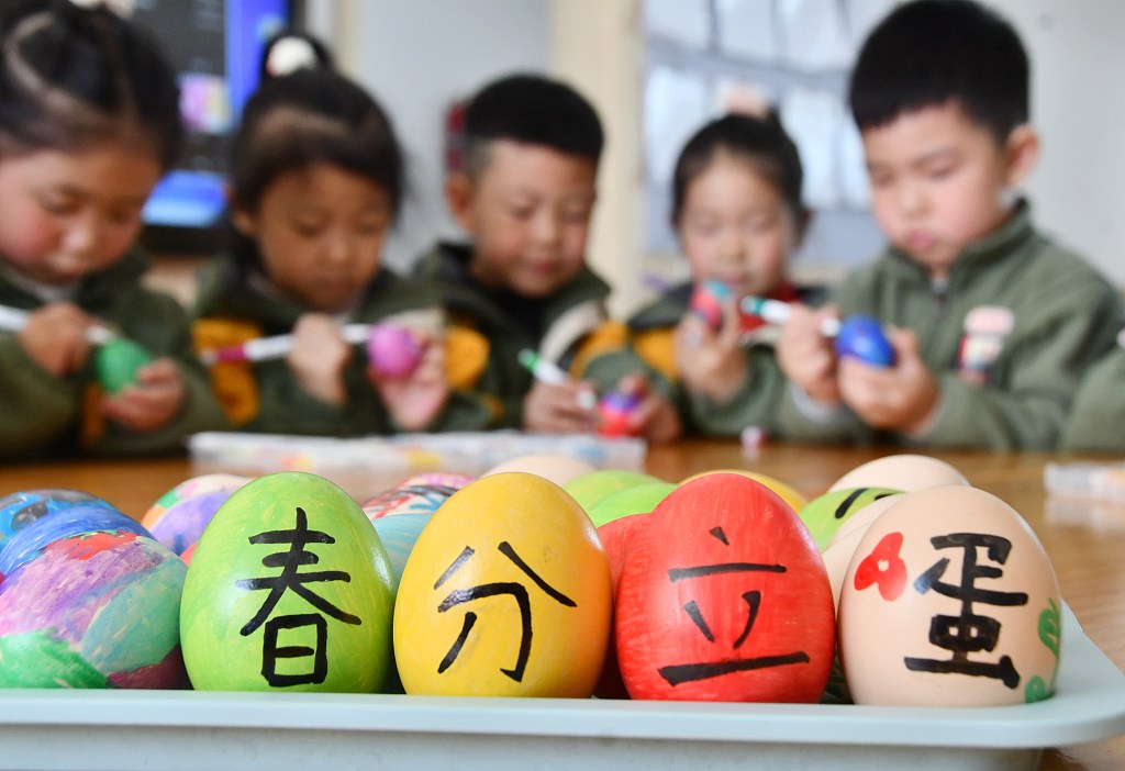 Pupils paint eggs during a class about the solar term of Chunfen, or the vernal equinox, at an elementary school in Handan, Hebei Province, March 19, 2024. /CFP