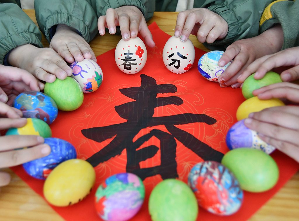 Pupils erect eggs during a class about the solar term of Chunfen, or the vernal equinox, at an elementary school in Handan, Hebei Province, March 19, 2024. /CFP
