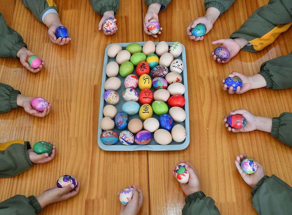 Pupils showcase the eggs they painted during a class about the solar term of Chunfen, or the vernal equinox, at an elementary school in Handan, Hebei Province, March 19, 2024. /CFP