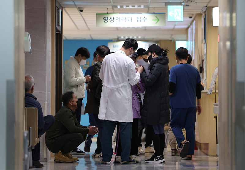 A doctor talks to a patient at a hospital in Seoul, South Korea, March 19, 2024. /CFP
