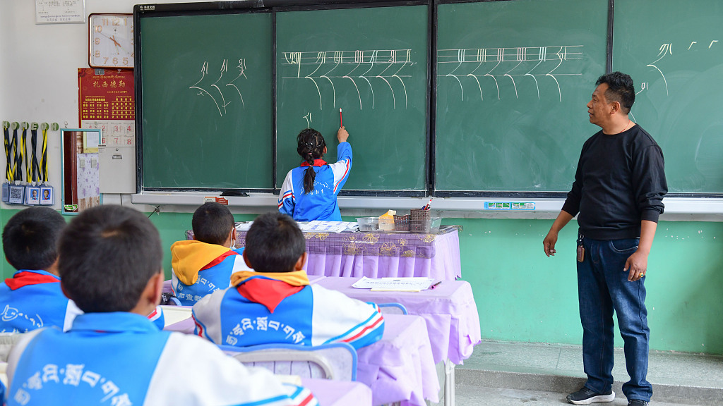 Students learn Tibetan language at a primary school in Xizang, May 6, 2023. /CFP