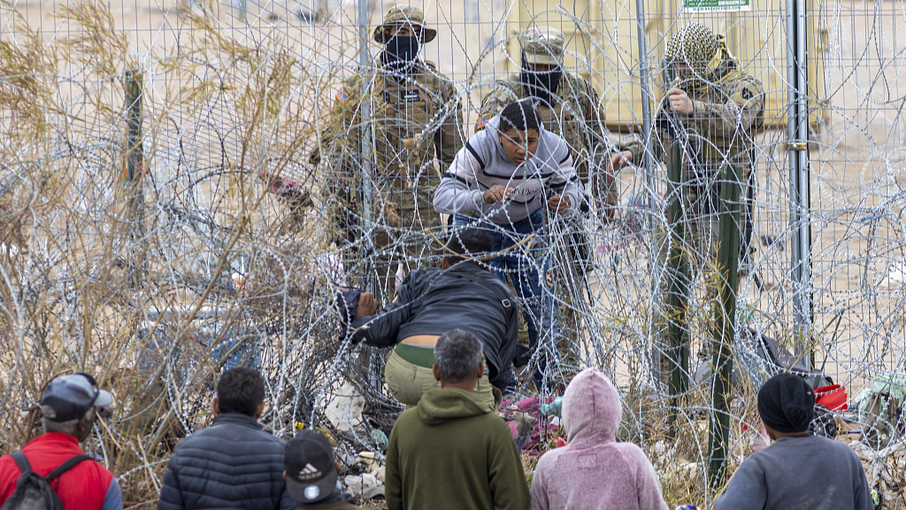Migrants cross the Rio Grande and navigate barbed wire to reach the Mexico-U.S. border in Ciudad Juarez, Mexico, March 18, 2024. /CFP