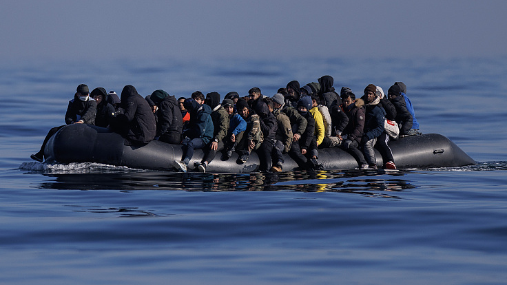 An inflatable dinghy carrying around 65 migrants crosses the English Channel, March 6, 2024. /CFP