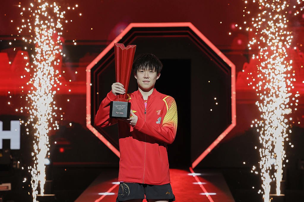 Wang Chuqin of China wins men's singles title at WTT Singapore Smash in Singapore, March 17, 2024. /CFP 