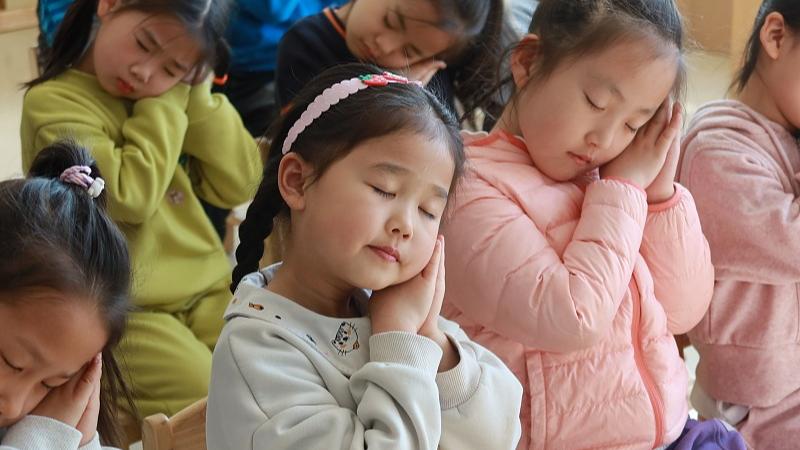 Children receive sleeping tips at a kindergarten in Handan, Hebei Province, March 20, 2024. /CFP