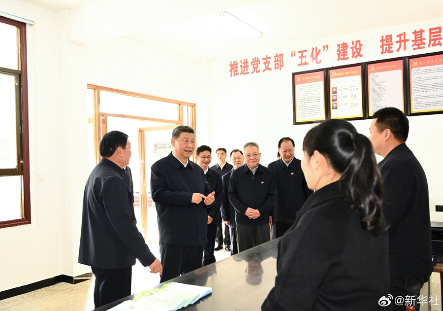 Xi Jinping, general secretary of the Communist Party of China Central Committee, learns about the improvement of grassroots governance efficiency in Gangzhongping Village, Xiejiapu Township, Dingcheng District, Changde, central China's Hunan Province, March 19, 2024. /Xinhua