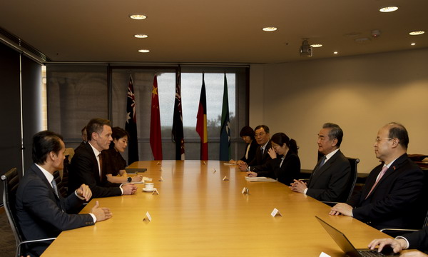 Wang Yi (2nd R) talks with Chris Minns in Sydney, Australia, March 21, 2024. /Chinese Foreign Ministry