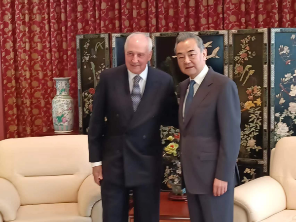 Chinese Foreign Minister Wang Yi (R) meets with former Australian Prime Minister Paul Keating in Sydney, Australia, March 21, 2024. /Chinese Foreign Ministry
