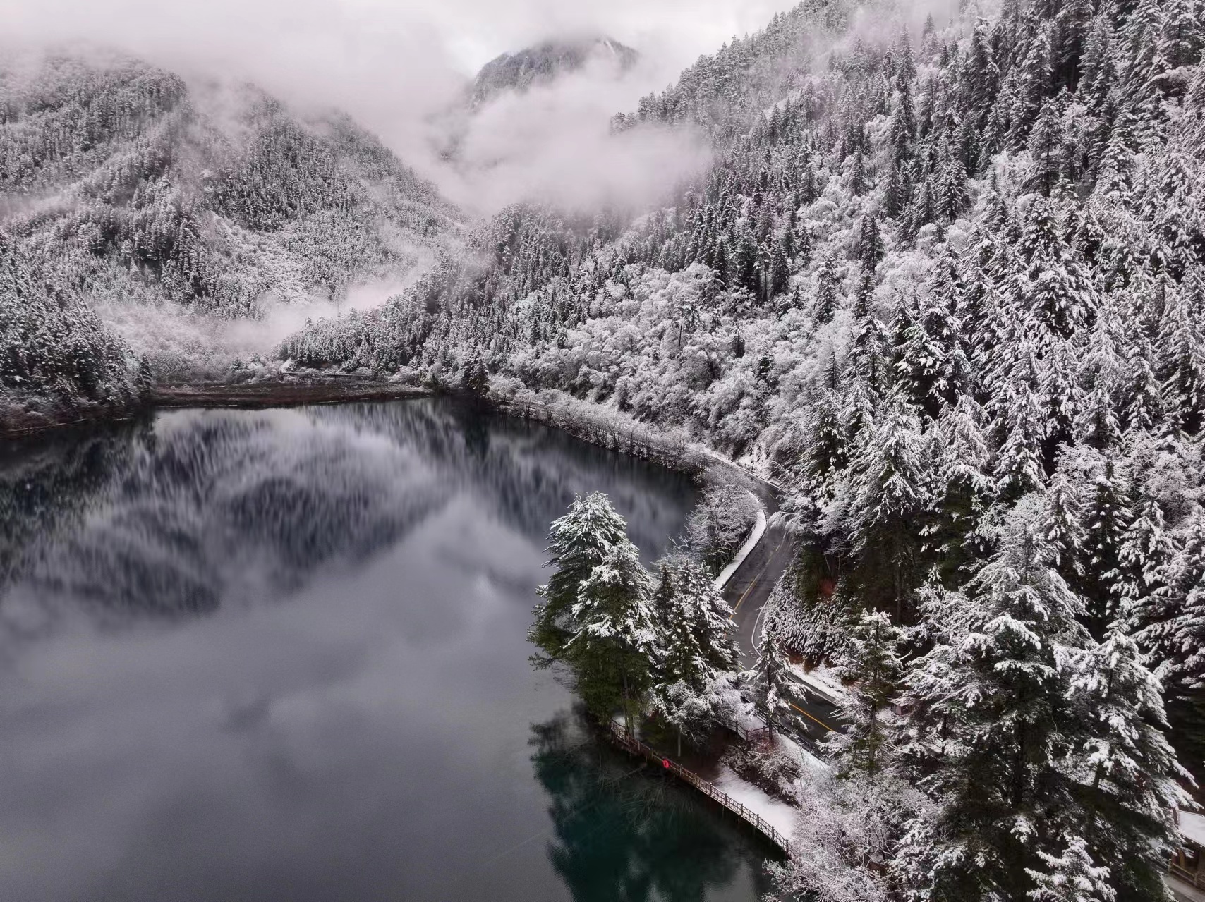 The recent snow in Jiuzhaigou National Park in Sichuan Province forms fairytale snow scenery. /Photo provided to CGTN