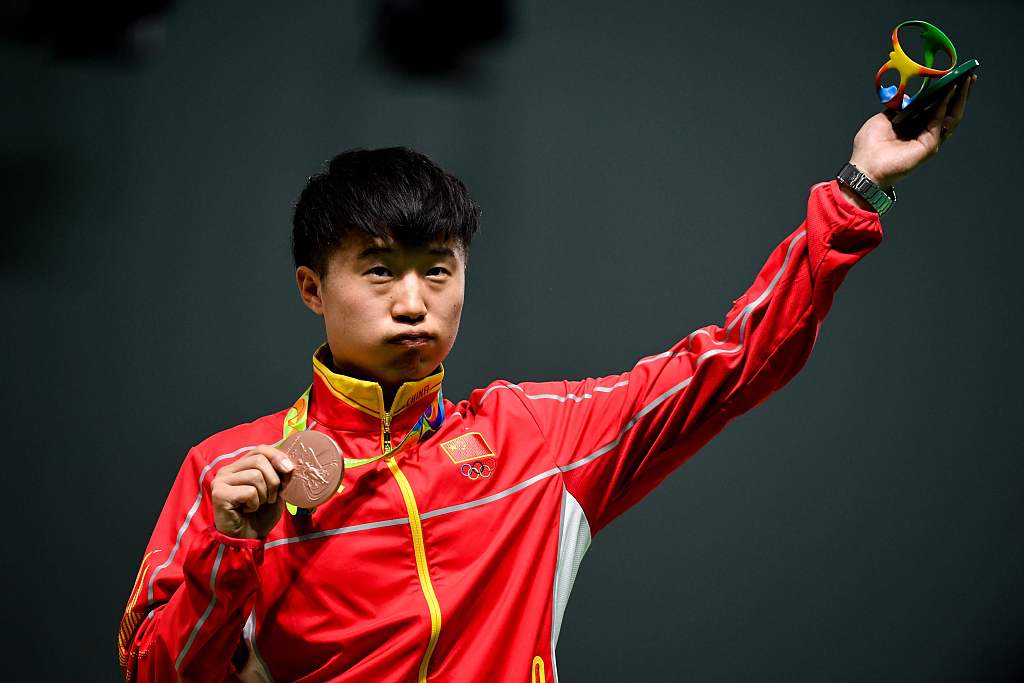 China's Li Yuehong during the medal ceremony for the 25m rapid fire pistol men's finals shooting event at the Rio Olympic Games at the Olympic Shooting Centre in Rio de Janeiro, Brazil, August 13, 2016. /CFP