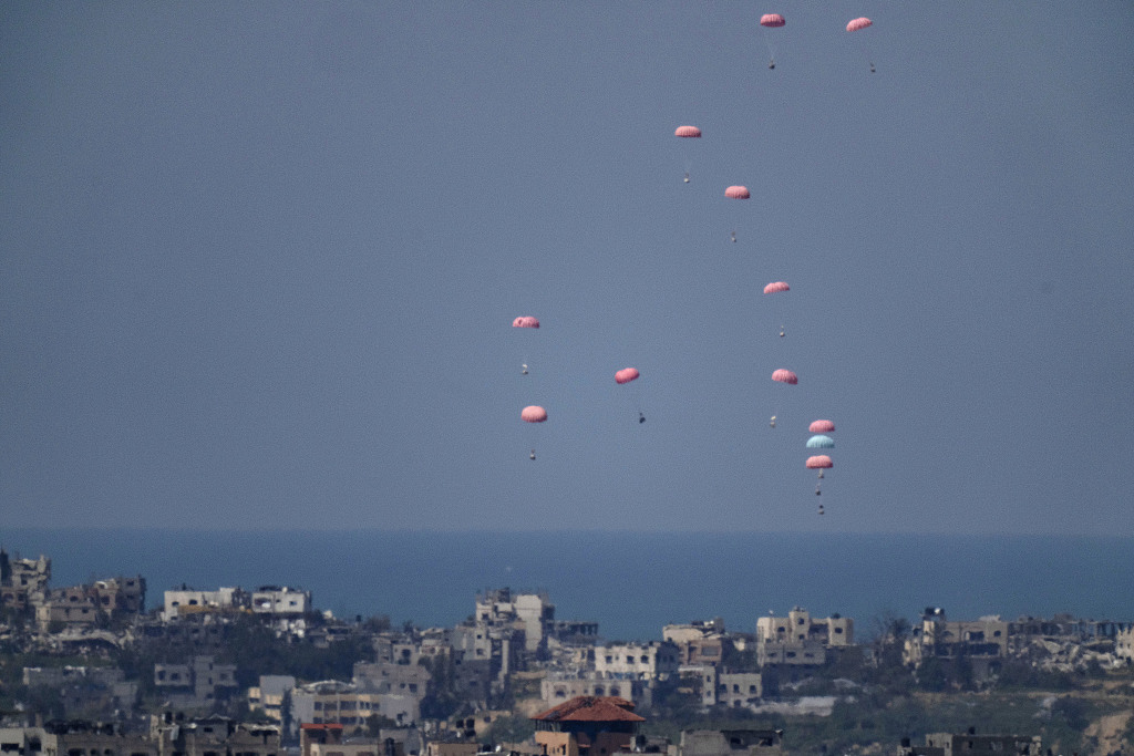Parachutes drop supplies into the northern Gaza Strip, March 20, 2024. /CFP