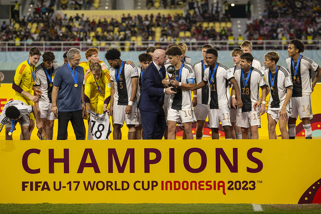 FIFA President Gianni Infantino presents the FIFA U-17 World Cup trophy to Germany's Noah Darvich after the latter's side beat France in the final at the Manahan Stadium in Surakarta, Indonesia, December 2, 2023. /CFP