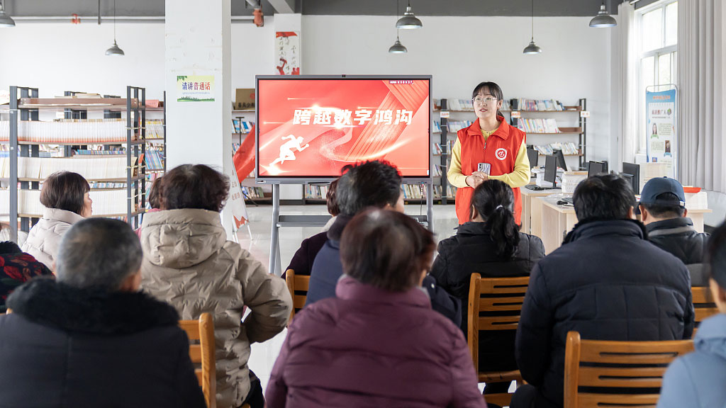 A community volunteer teaches senior citizens to use smartphones, Nantong City, east China's Jiangsu Province, March 18, 2024. /CFP