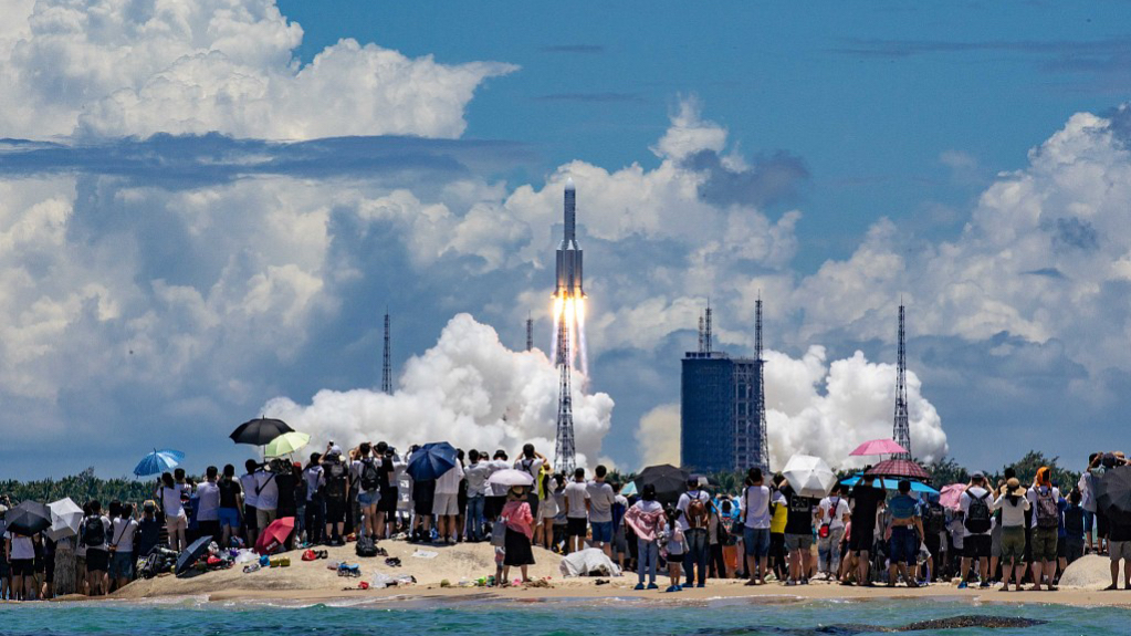 People watching the launch of Tianwen-1 Mars probe at Hainan Wenchang Satellite Launch Center, July 23, 2020. /CFP