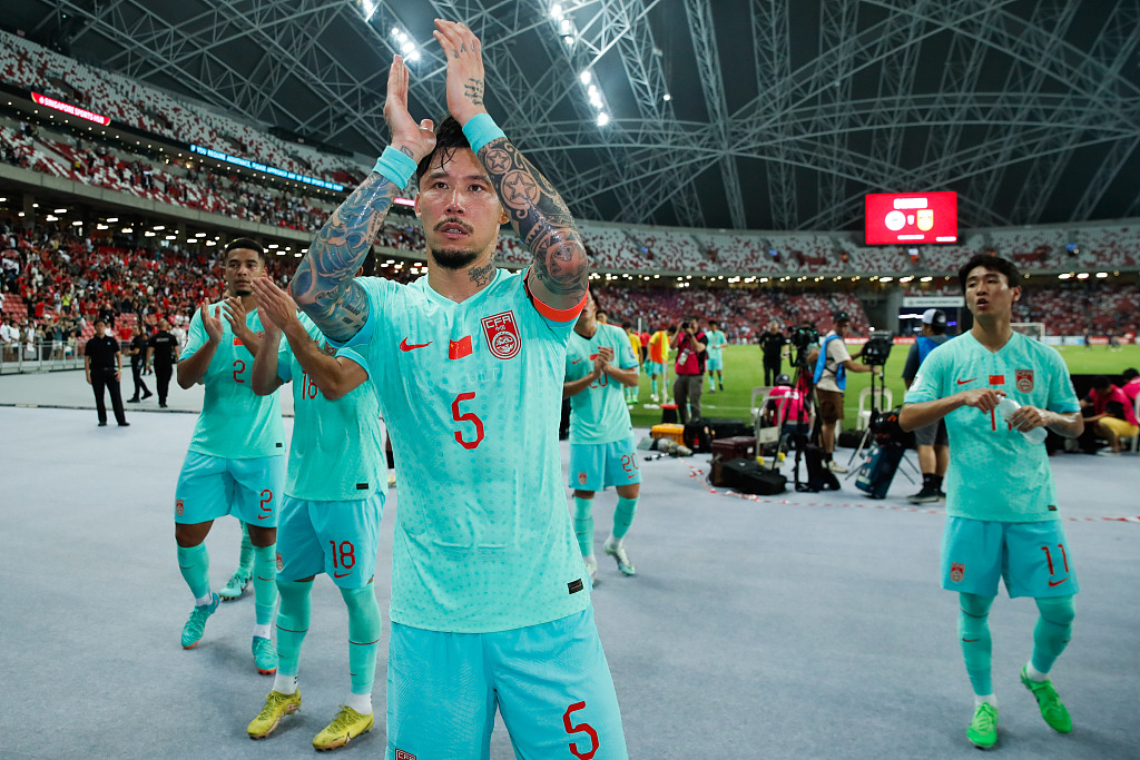 China captain Zhang Linpeng (#5) acknowledges the crowd after their World Cup qualifier against Singapore at the National Stadium in Singapore, March 21, 2024. /CFP