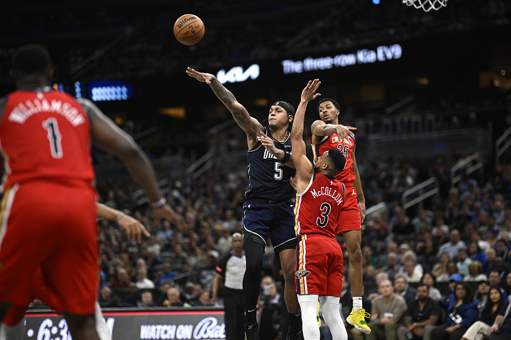 Paolo Banchero (#5) of the Orlando Magic passes in the game against the New Orleans Pelicans at Amway Center in Orlando, Florida, March 21, 2024. /CFP