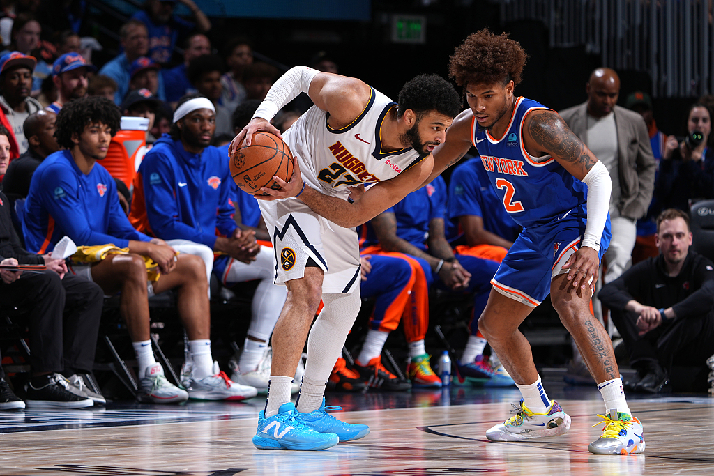 Miles McBride (R) of the New York Knicks guards Jamal Murray of the Denver Nuggets in the game at Ball Arena in Denver, Colorado, March 21, 2024. /CFP