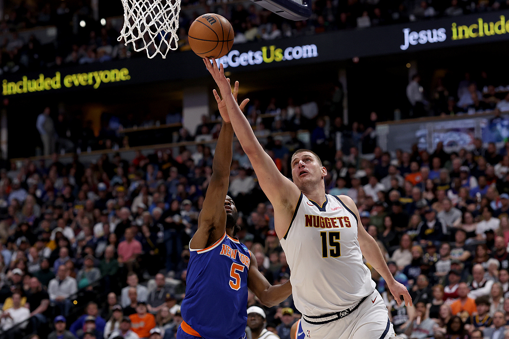 Nikola Jokic (#15) of the Denver Nuggets shoots in the game against the New York Knicks at Ball Arena in Denver, Colorado, March 21, 2024. /CFP