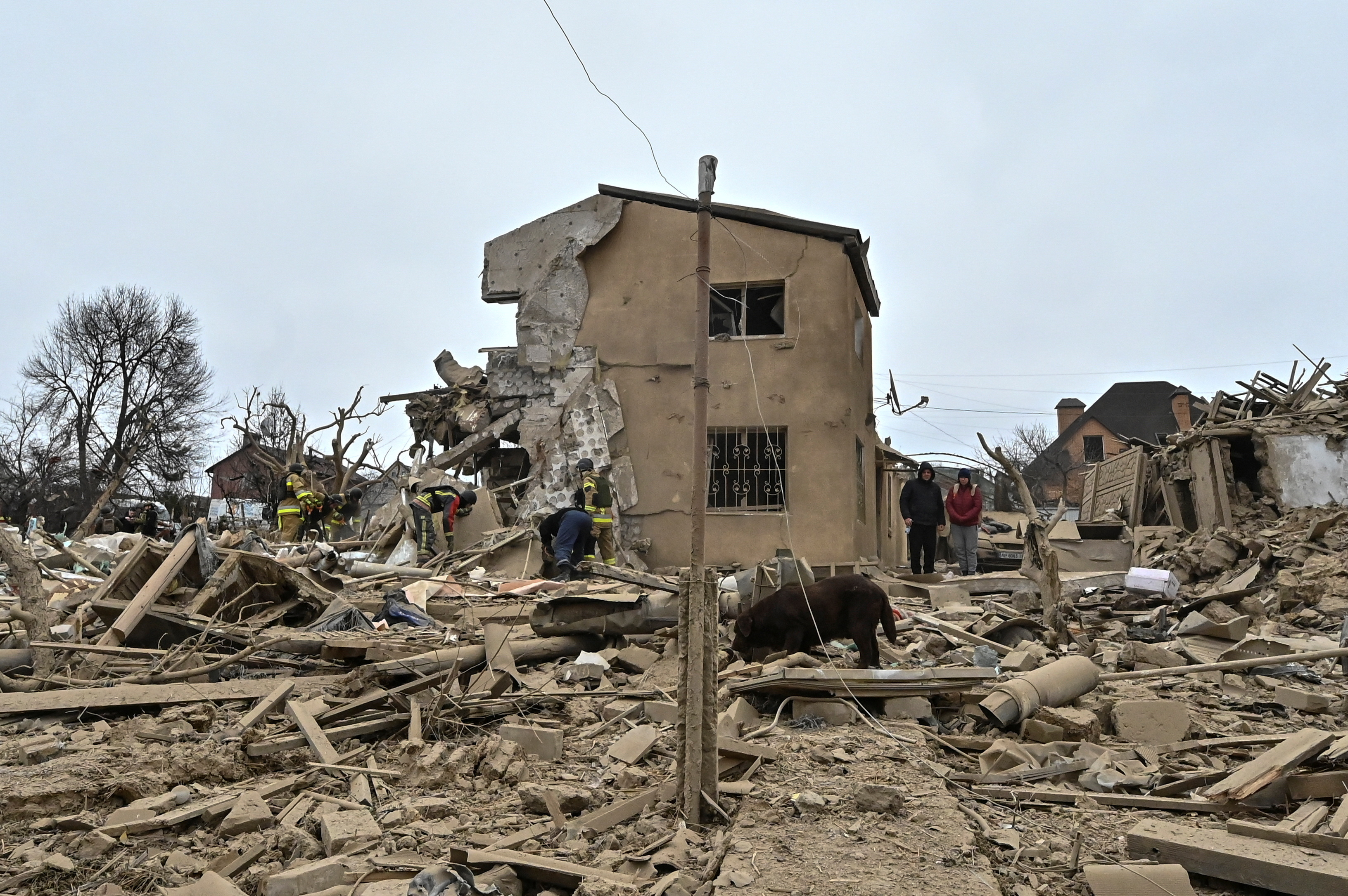 A rescue team works at a site of residential buildings destroyed by a Russian missile strike amid Russia's attack on Ukraine, in Zaporizhzhia, Ukraine, March 22, 2024. /Reuters