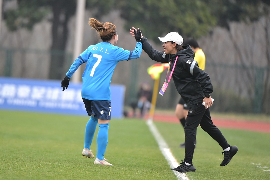 Chen Wanting (R), manager of Jiangsu, gives her player Xu Yanlu a high five during the Chinese Women's Super League game against Sichuan in Nanjing, east China's Jiangsu Province, March 8, 2023. /CFP